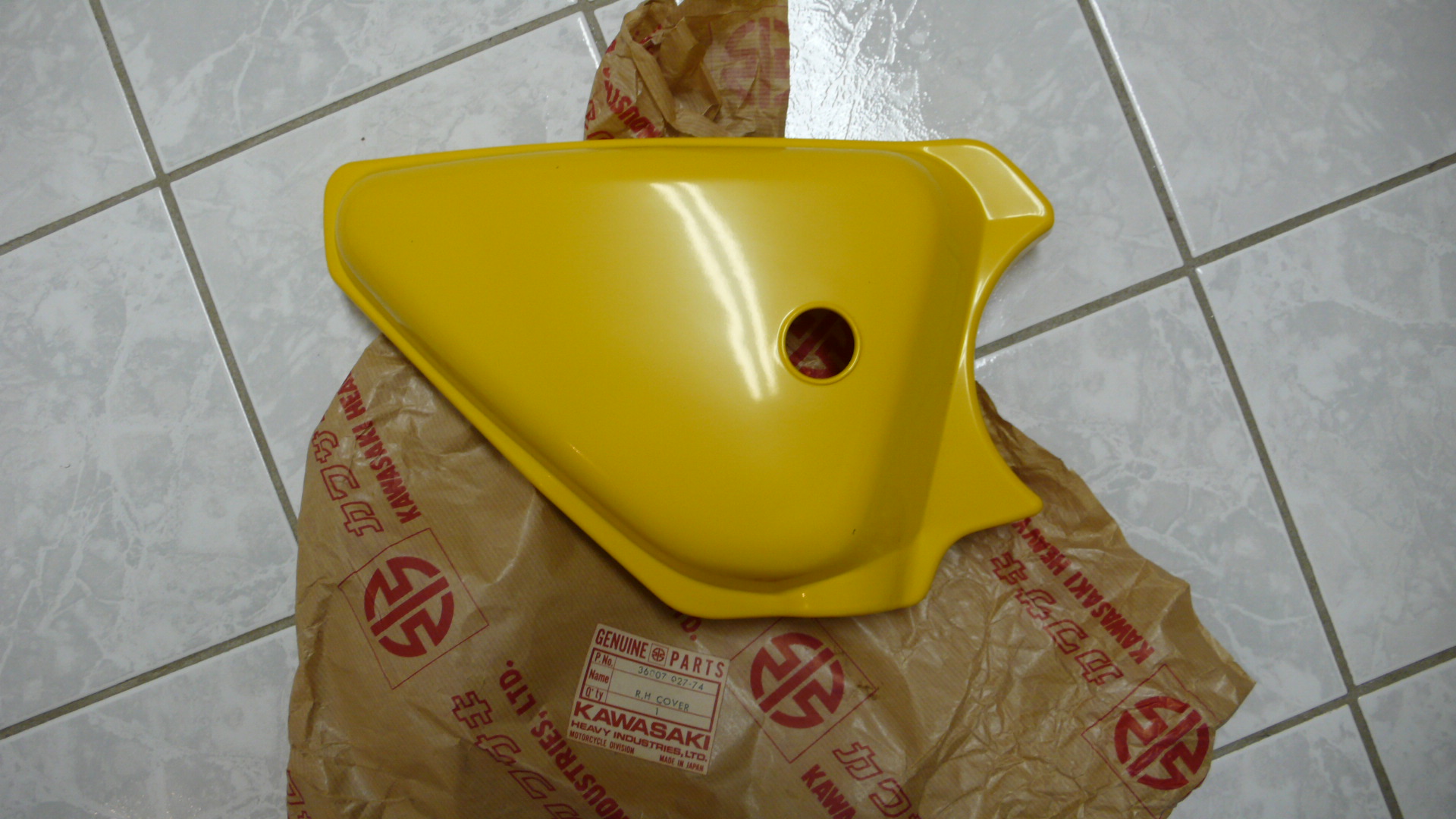 SIDE COVER RH YELLOW