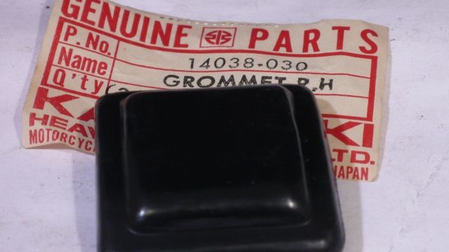 ENGINE COVER GROMMET R/H